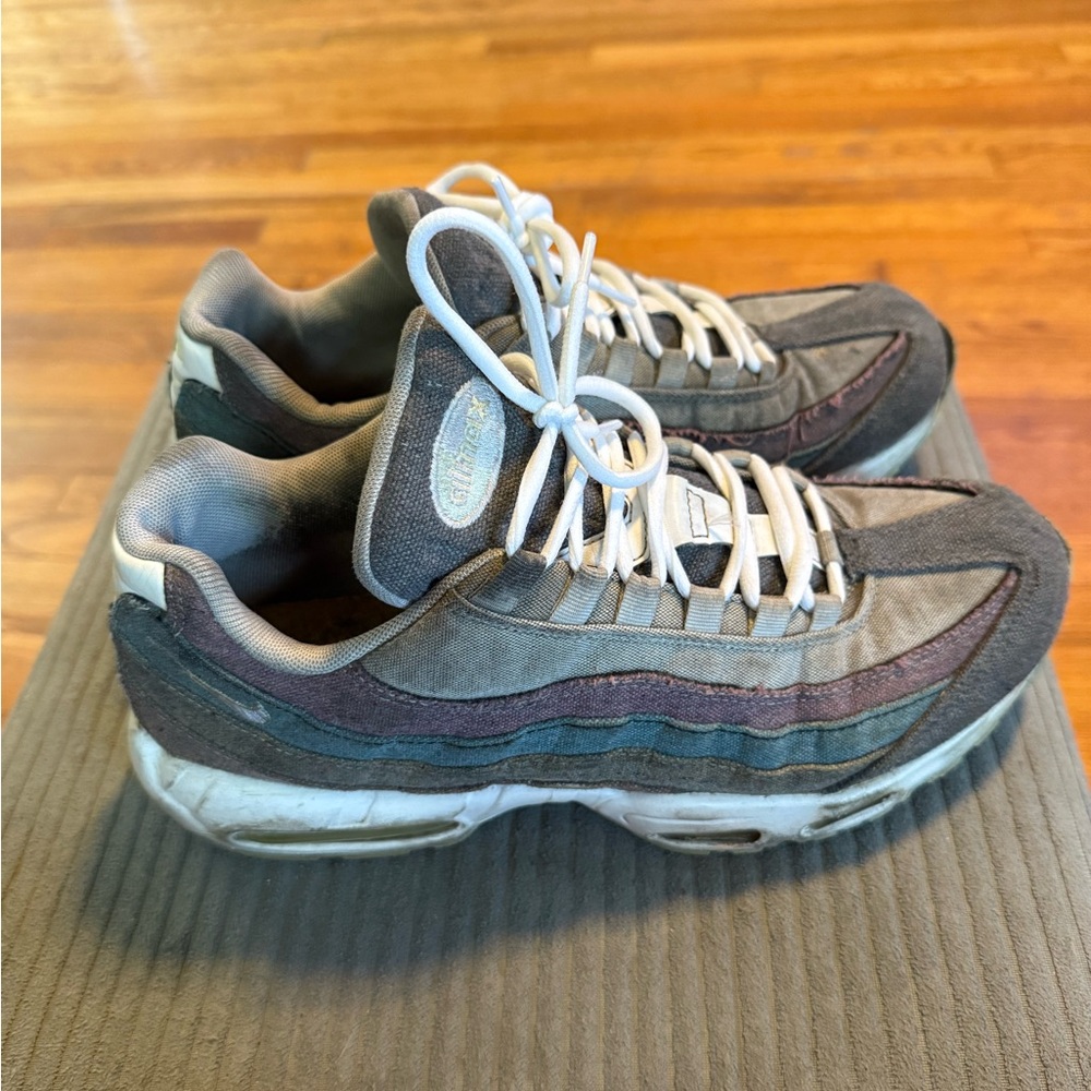 Nike Men's Gray and White Air Max 95